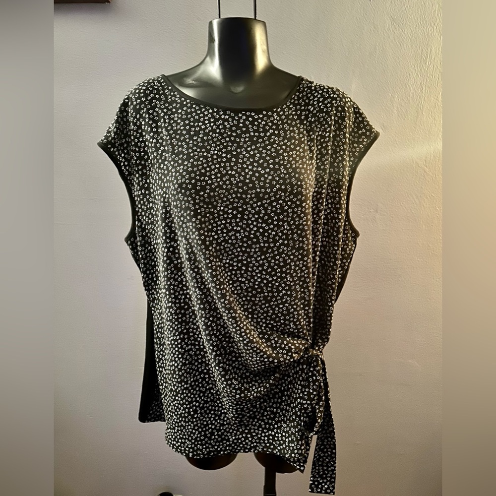 VINCE CAMUTO SLEEVELESS BLOUSE